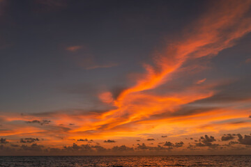 Obraz premium Beautiful sunset on the beach and sea, at Phuket Thailand.