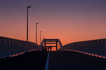 nowoczesny metalowy most dla pieszych i rowerów