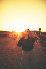 Ragazza skateboard tramonto bionda © Polonio Video