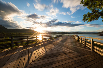 Coucher de soleil en longue exposition sur le lac du Salagou par temps nuageux (Occitanie, France)