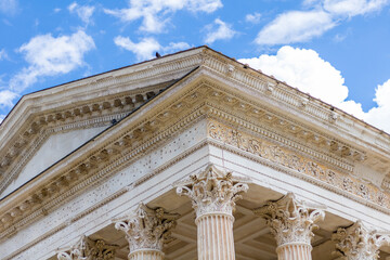 Détail architectural de la Maison Carrée à Nîmes (Occitanie, France)