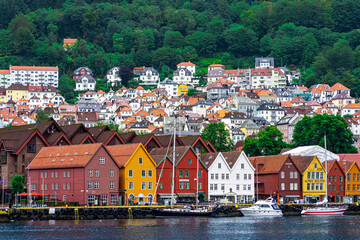 Urlaub in Norwegen: Die Stadt Bergen mit den traditionellen bunten Holzhäusern in Hanse-Viertel...