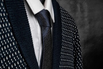 corbata azul marino  con sueter 