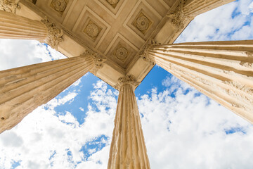 Détail architectural de la Maison Carrée à Nîmes (Occitanie, France)