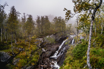 Fototapeta na wymiar Mały wodospad w pobliżu popularnego wodospadu Voringfossen