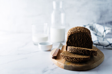 Rye bread with coriander sprinkled with glasses of milk