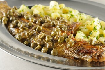 Peixe com alcaparras e  batatas sautée