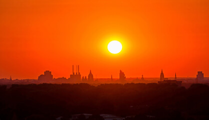 Naklejka premium Hannovers Skyline - Hannover Mitte - blick von Kronsberg in Hannover. 