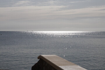 Al borde del mar reflejos del sol