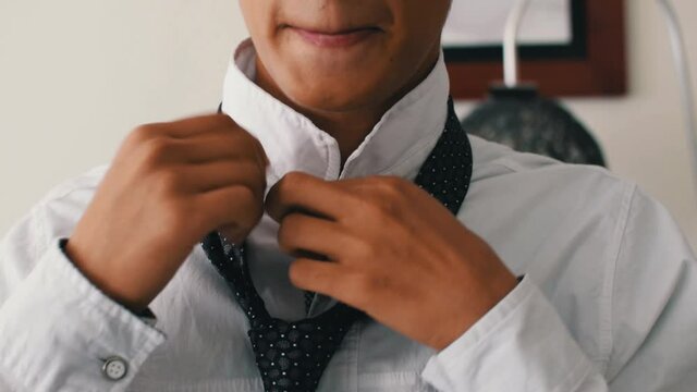 Vistiendo una corbata