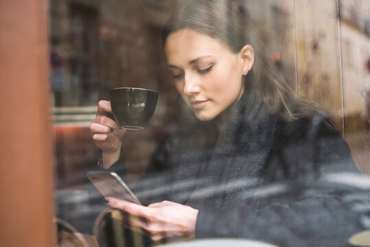 Young woman at caf&Ocirc;&oslash;&Omega;&Ocirc;&oslash;&Omega;&Ocirc;&oslash;&Omega;&Ocirc;&oslash;&Omega;
