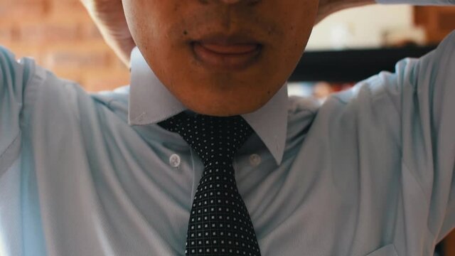 Vistiendo una corbata