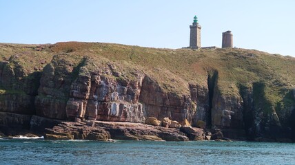 Falaises et phares du cap Fréhel dans les Côtes d'Armor en Bretagne, vus depuis la mer (France)