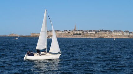 Nautisme dans la baie de Saint-Malo en Bretagne, navigation d'un voilier blanc sur la mer, sous un...