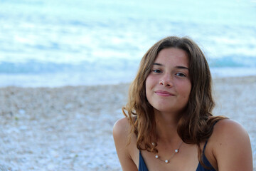 GIOVANE RAGAZZA IN SPIAGGIA