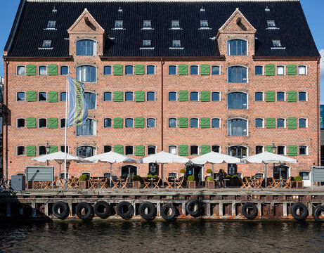 Denmark, Copenhagen: Nyhaven 71  symmetrical hotel facade