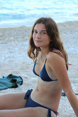 GIOVANE RAGAZZA IN SPIAGGIA