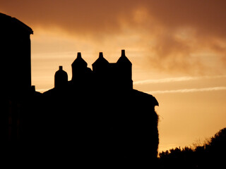 Obraz premium coucher de soleil sur cheminées