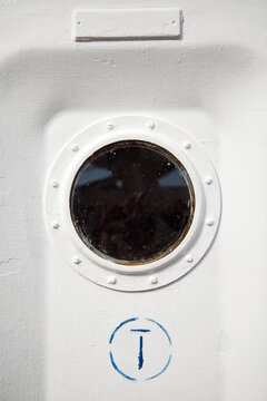 Illuminator in white metal wall