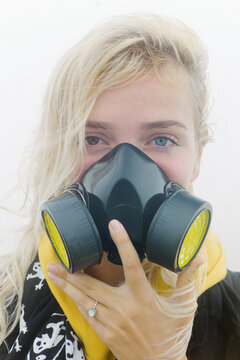 Young female&Ocirc;&oslash;&Omega;_wearing mask for breathing