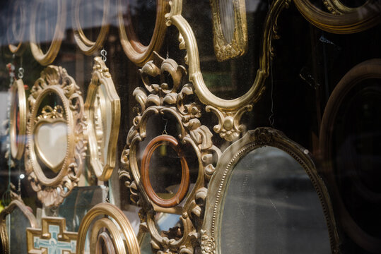 Antique frames and mirrors shop