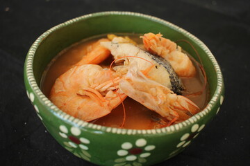 Caldo de trucha con camarón 