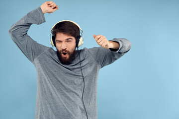 Naklejka premium man wearing headphones music emotion lifestyle modern style technology blue background