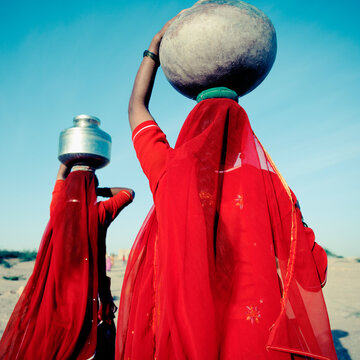 Rajasthani women carrying water. Thar Desert. India