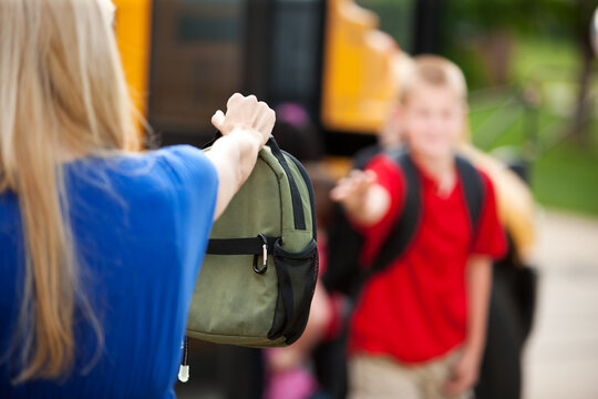 School Bus: Boy Forgot His Lunchbox