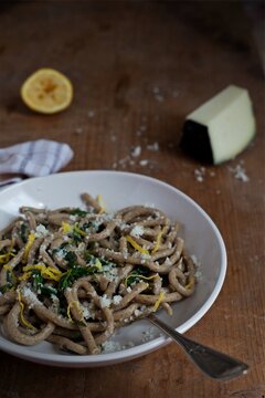 Wholemeal pici with rocket and pecorino cheese