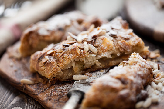 Apple strudel with almonds