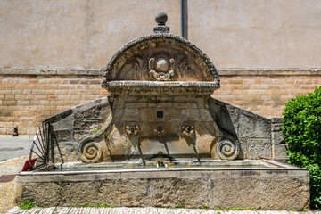 Saint-Saturnin-l&egrave;s-Apt, village m&eacute;di&eacute;val perch&eacute; du Luberon en Provence-Alpes-C&ocirc;te-d'Azur.	