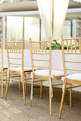 wedding dining table setup using gold chiavari chair