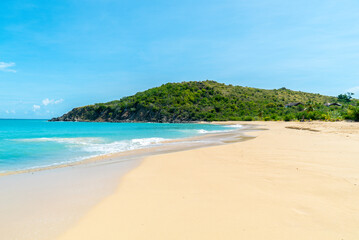 Happy bay beach on the caribbean island of st.maarten.