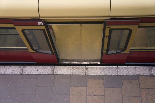 Berlin regional train, open doors