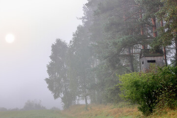 mglisty poranek na Mazurach w północno-wschodniej Polsce