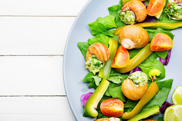 Vegetable salad with clams
