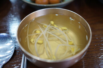 반찬으로 나오는 콩나물 국