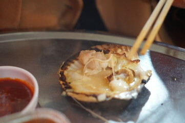 조개구이 위에 있는 치즈