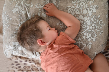 The child sleeps on his stomach during the day