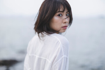 海辺の女性