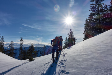 Fototapeta na wymiar Skitour Alpen, Gegenlicht, Skispur