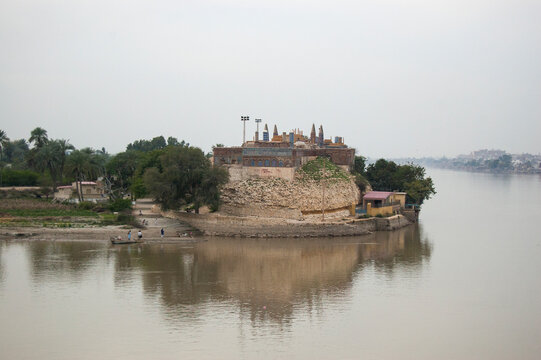 Stayun Jo Aastan, River Indus, Sukkur Sindh.