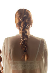 Trenza de pelo rubio con flores en fondo blanco