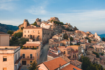Bova Superiore al tramonto, vista aerea del borgo calabrese sulle montagne.