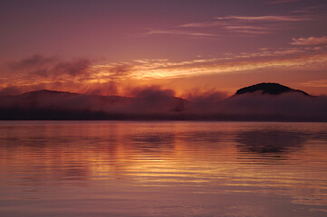 Naklejka na ściany i meble 雲の漂う早朝の湖。屈斜路湖、北海道。