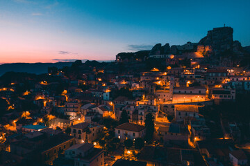 Bova Superiore al tramonto, vista aerea del borgo calabrese sulle montagne.