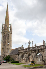 Sizun. Arc de triomphe et église Saint-Suliau. Finistère. Bretagne	
