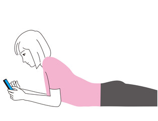 スマートフォンをうつ伏せで見つめる女性