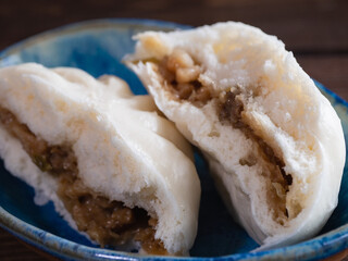 あつあつ肉まんの断面のクローズアップ。